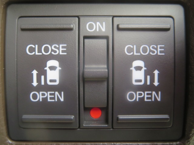 ☆両側電動スライドドア付です。小さなお子様がおられる家庭には是非とも欲しい装備です♪運転席やスマートキーのボタン一つで開閉できて、半ドアにもならないので安全です☆