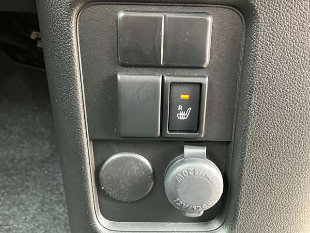 シートヒーター装備。備わっているスイッチを押すと、前席のシートがあたたかくなります。エアコンより温まるのがはやく、電力消費も抑えられるため、冬場に嬉しい装備です。