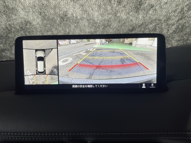 狭い場所での駐車やすれ違いなどでより的確な運転操作に役立つ360°ビューモニターが装備されています。