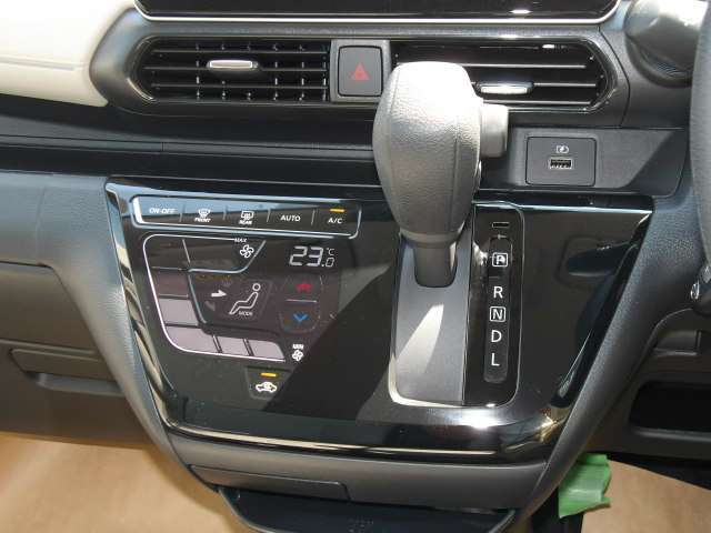 車内全体に快適な風を送り込みます☆オートエアコンなので一年中快適にすごせますタッチパネルで操作ができます。