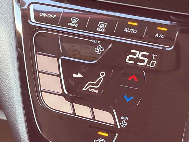 オートエアコンです。温度設定だけであとは自動で風量・温度を調節します。ドライブを快適なものにします。