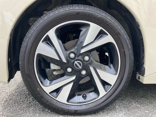 純正のアルミホイールです！お車に合ったデザインのホイールになっています！