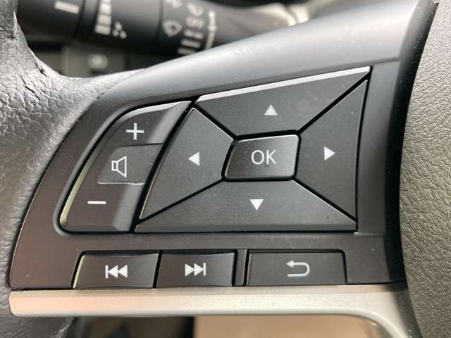 ステアリングスイッチでオーディオの選曲や音量調整も可能です！