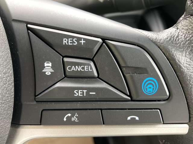 ステアリングのプロパイロットボタンで高速道路で運転のアシストをしてくれます。