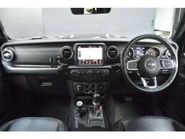 インパネ全体：タフな印象と実用性を両立したインパネ。オフロードでも快適に操作できます。