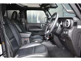 運転席：レザーシートを採用しており、オフロードだけではなく、オンロードでの上質なクオリティを感じていただけます。