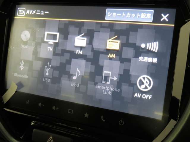 メーカー純正・9インチ全方位モニター付きメモリーナビゲーションを搭載しています。フルセグTV、AM/FM、CD/DVD再生、Bluetooth等の機能を備えています。