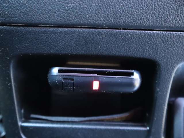 高速道路の必須アイテムのETC付きです！料金所もノンストップで通行できて、高速料金の割引きなどドライブのサポートをしてくれます♪