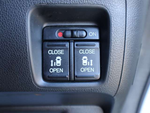 パワースライドドアのスイッチも運転席にあります！安全確認をしながらの操作が出来ますので、小さなお子様がいても安心です♪