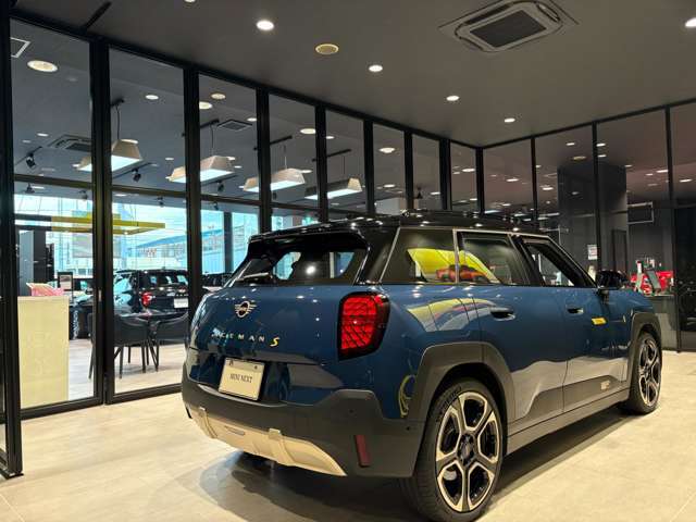 カーフィルムを施工することで防犯、断熱効果を期待できます。ご関心ございましたらお気軽にお申し付け下さい。