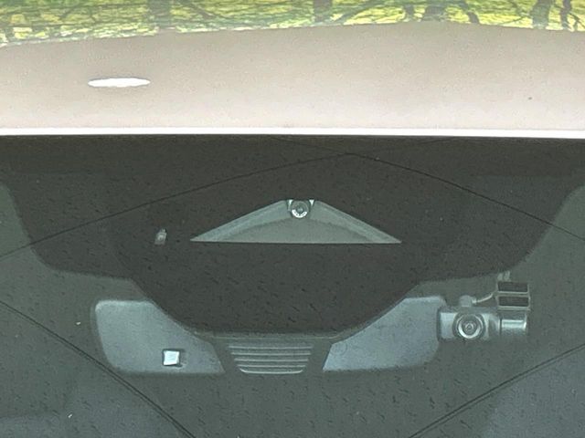 【スマートシティブレーキサポート】低速走行中に前方の車両等を認識し、衝突しそうな時は警報とブレーキで衝突回避と被害軽減をアシスト。より安全にドライブをお楽しみいただけます。