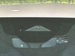 【スマートシティブレーキサポート】低速走行中に前方の車両等を認識し、衝突しそうな時は警報とブレーキで衝突回避と被害軽減をアシスト。より安全にドライブをお楽しみいただけます。