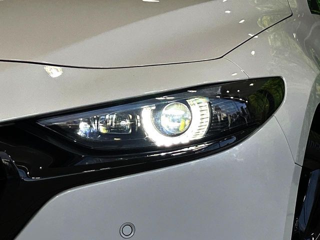 【LEDヘッドライト】悪天候や夜間走行時も良好な視界を確保し安心して運転できる高輝度LEDヘッドライトを装備！点灯速度が早く、消費電力も抑えられています。