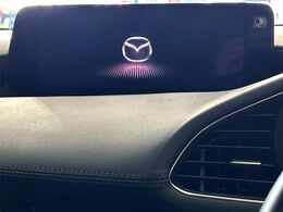 【10.25インチマツダコネクト】車内の雰囲気にマッチした大型ディスプレイ。スマホ接続でのナビ使用やBluetooth再生等、様々な機能が楽しめます。直感的なダイヤル操作が可能で、使い勝手も良好です。