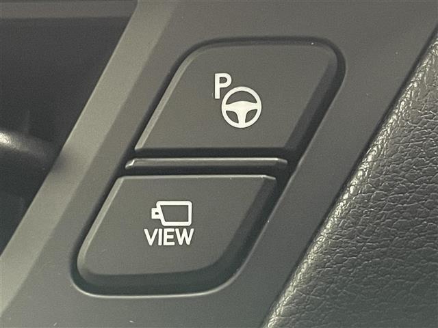 【パーキングアシスト】 駐車時にハンドル操作をシステムが自動で行うので、ドライバーはアクセルとブレーキの操作と、周囲の安全確認に専念することができます！