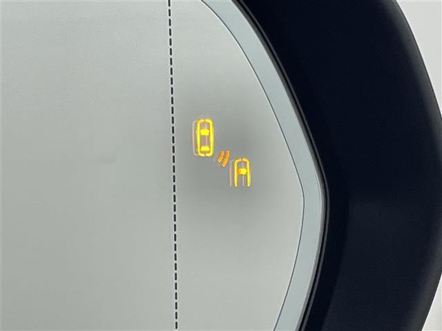 【BSM（ブラインドスポットモニター）】隣車線上の側方および後方から接近する車両を検知すると、検知した側のドアミラーが点灯。その状態でウインカーを出すと、インジケーターの点滅と警報音で警告します。
