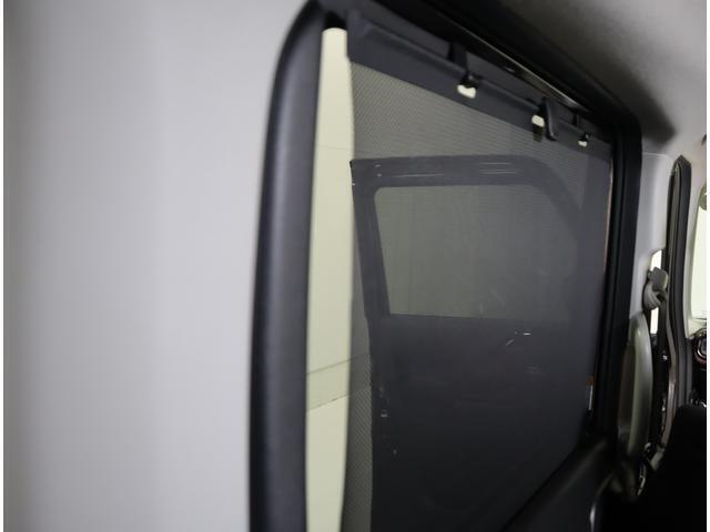 後部座席にはサンシェードが付いており、小さなお子様にも優しい車です。