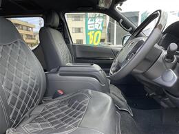 【運転席】座り心地が良いシートなので長時間の運転でも快適にお過ごしいただけます。新品のフロアマットのご注文も可能です。掲載箇所以外にご希望の写真がございましたらお気軽にお問い合わせ下さい。