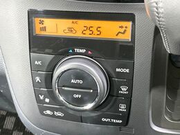 【オートエアコン】一度お好みの温度に設定すれば、車内の温度を検知し風量や温度を自動で調整。暑い…寒い…と何度もスイッチ操作をする必要はありません。快適な車内空間には必須の機能ですね♪