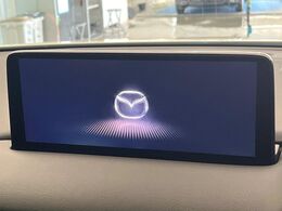【10.25インチマツダコネクト】車内の雰囲気にマッチした大型ディスプレイ。スマホ接続でのナビ使用やBluetooth再生等、様々な機能が楽しめます。直感的なダイヤル操作が可能で、使い勝手も良好です。