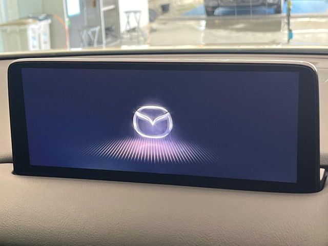 【10.25インチマツダコネクト】車内の雰囲気にマッチした大型ディスプレイ。スマホ接続でのナビ使用やBluetooth再生等、様々な機能が楽しめます。直感的なダイヤル操作が可能で、使い勝手も良好です。