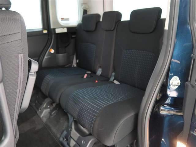 ゆとりある広々とした車内空間は、ドライブを始め買い物やレジャーなど、幅広く活躍します。一人でもみんなとでもお出かけを楽しみましょう！