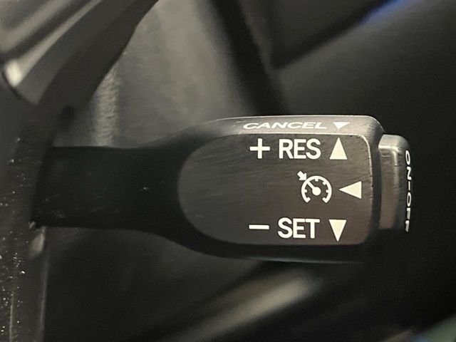 【クルーズコントロール】高速道路もラクラク走行。アクセルを離しても一定速度で走行ができ、長距離運転時の負担を軽減！加速・減速も簡単なスイッチ操作で調整できます。