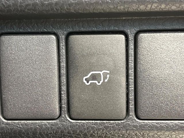 【パワーバックドア】スマートキーや運転席のボタンを押すだけでリアゲートが自動で開閉します！荷物を持っている時や、高い位置にあるバックドアを閉める際に便利な機能です♪