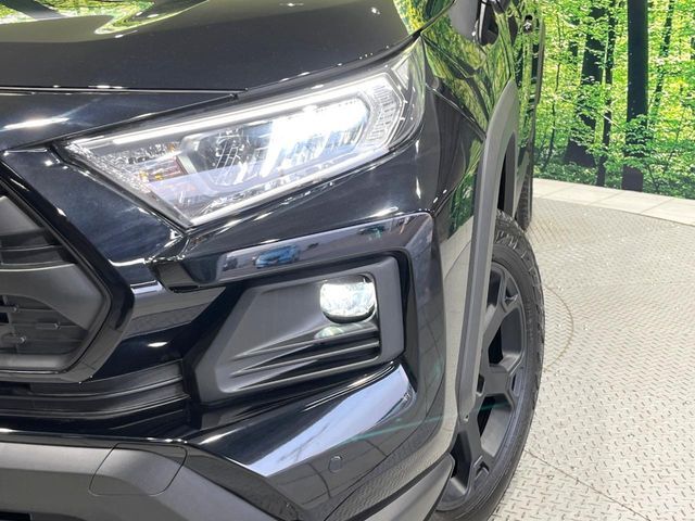 【LEDヘッドライト】悪天候や夜間走行時も良好な視界を確保し安心して運転できる高輝度LEDヘッドライトを装備！点灯速度が早く、消費電力も抑えられています。
