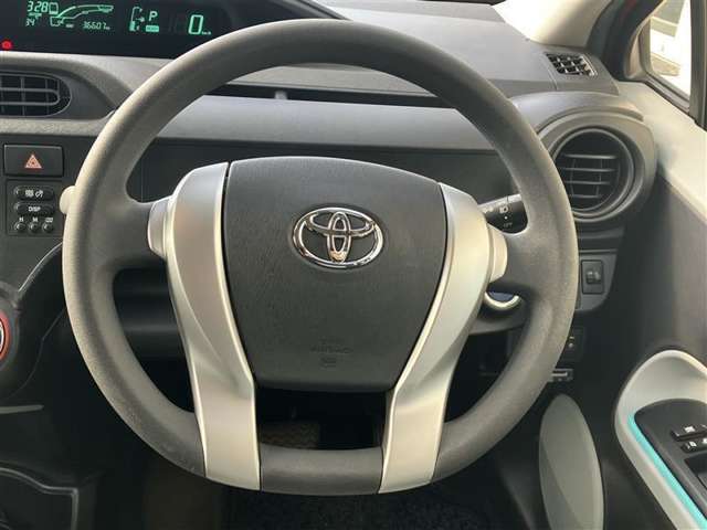 運転操作をサポートするステアリング。