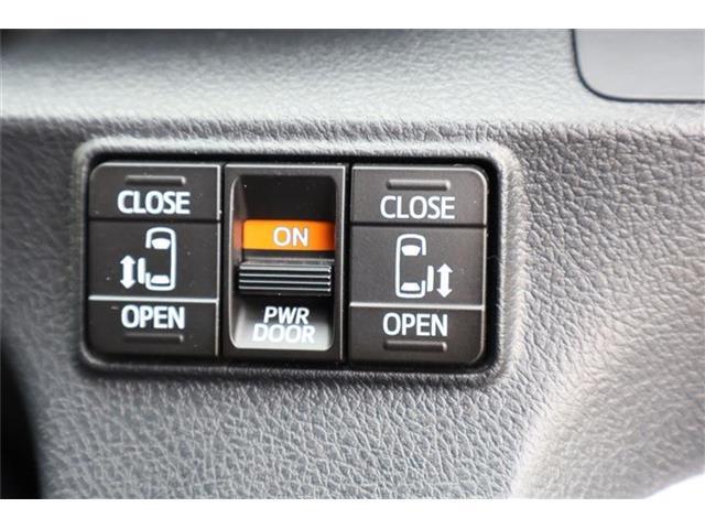 両側電動スライドドアです。