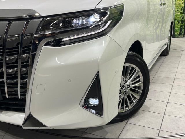 【LEDヘッドライト】悪天候や夜間走行時も良好な視界を確保し安心して運転できる高輝度LEDヘッドライトを装備！点灯速度が早く、消費電力も抑えられています。
