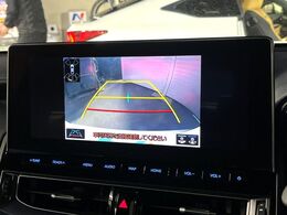 【バックカメラ】駐車時に後方がリアルタイム映像で確認できます。大型商業施設や立体駐車場での駐車時や、夜間のバック時に大活躍！運転スキルに関わらず、今や必須となった装備のひとつです！