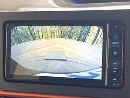 【バックカメラ】駐車時に後方がリアルタイム映像で確認できます。大型商業施設や立体駐車場での駐車時や、夜間のバック時に大活躍！運転スキルに関わらず、今や必須となった装備のひとつです！