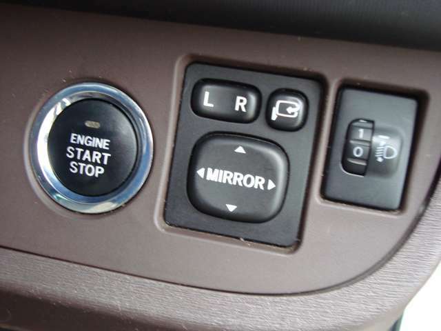 プッシュスターターです。キーが車内にあれば、エンジンの始動・停止はブレーキを踏んでスイッチを押すだけ！キーを取り出す手間を省き、ワンプッシュでエンジンを操作するので簡単でスムーズです。