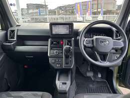 運転席に座ってみると、SUVらしい着座位置と視線(アイポイント)の高さで雨の夜などでも対向車のライトの眩しさが少なく運転しやすくなっております！是非、運転席に座ってご確認ください♪