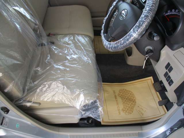 もちろん室内のクリーニングもしっかりと行います！専用スチーマーでシートの汚れはもちろん車内の臭いも取り除きます。綺麗な室内はやっぱり気持ちがいいですね☆