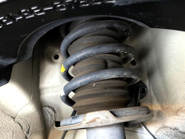 お車を安心してお乗りいただく為には、足回りの定期点検が欠かせません。サービスサポート（有償保証）では無料点検もご提供しており、安心のカーライフをお過ごしいただけるサポート体制が整っています。