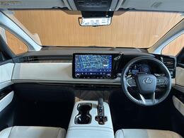 全体を俯瞰してみるとよく分かる、細部までこだわったデザインです！ドライバーの運転姿勢にもこだわっていることがよく分かります！