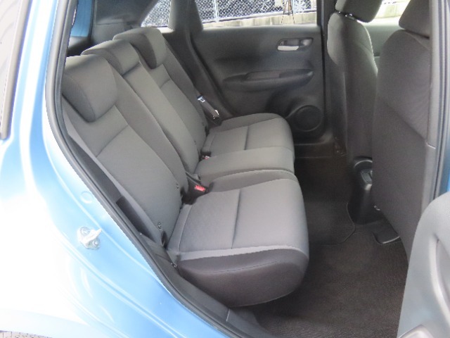 【後部座席】広さにこだわった後部座席！乗る人みんなが気持ちよく過ごせるように、ひざまわり、そして頭上にもゆとりをしっかりとることで開放感を高め、ゆったりとお寛ぎいただけます。