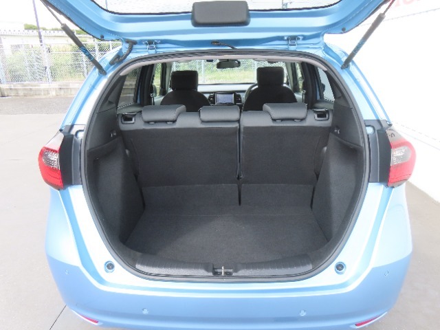 【ラゲッジスペース】後部座席が最後部でもしっかり荷物を積める広さ！さらにシートアレンジで荷室の大きさを調整できるので、乗る人数や荷物の量に合わせて荷物を置ける空間が拡大できます。