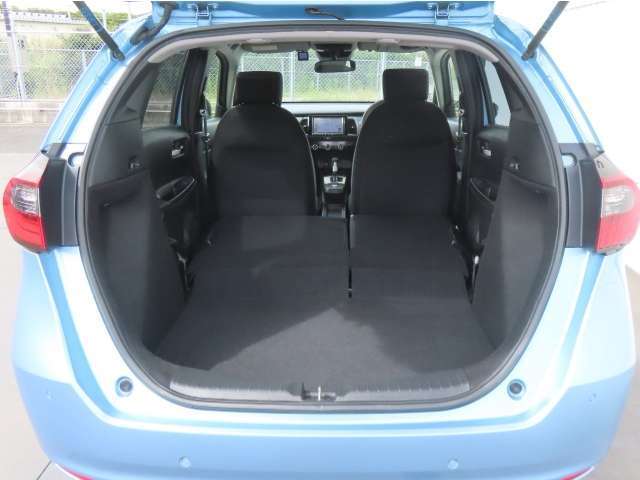 【ラゲッジスペース（ユーティリティーモード）】腰の高さに合わせてテールゲート開口最大幅を広くしたことで、積み降ろしがラクになりました。また、多彩なシートアレンジで背の高い物や長い物も積み込めます。