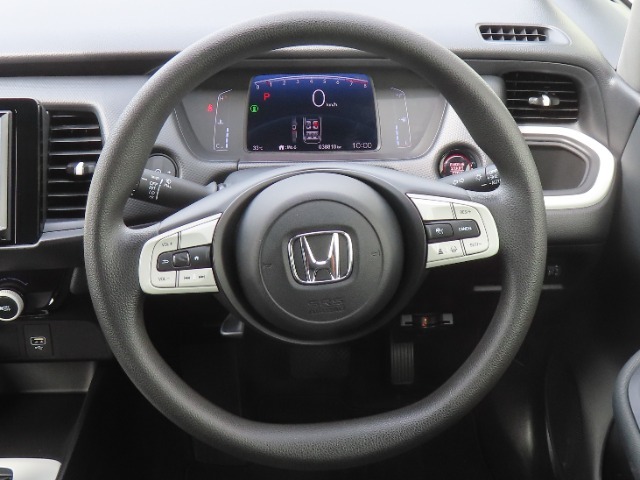 【ステアリング】握りやすい形状のステアリング。スレや大きな汚れもなく綺麗な状態です。