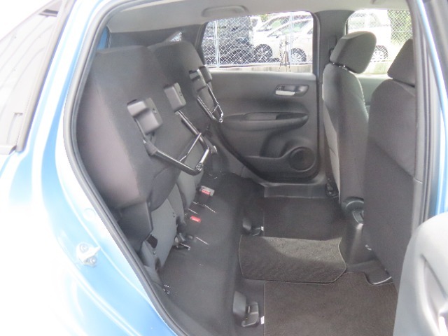 【チップアップ＆ダイブダウン機構付きリアシート】後部座席は多彩なシートアレンジが可能！座席の跳ね上げ機能やダイブダウン機能により、乗る人数や荷物の量にあわせて荷室空間を拡大できます。