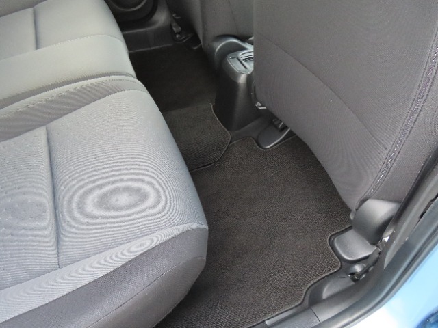 【後部座席のフロアマット】後部座席も純正フロアマット付きです。こちらも大きなスレや傷、汚れなどなくこちらも綺麗な状態です。