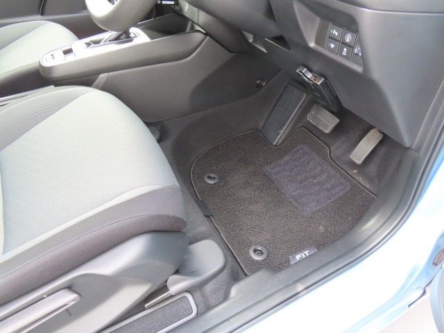 【フロントのフロアマット】前席は純正フロアマット付きです。大きな汚れもなく、使用感も少なめで綺麗な状態です。