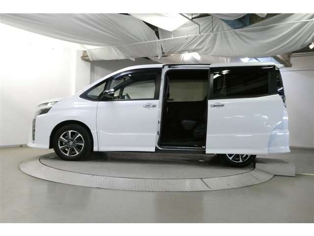 電動スライドドアは、小さいお子様やご年配の方でも楽々開閉出来る優れものッ♪有ると便利な装備です！