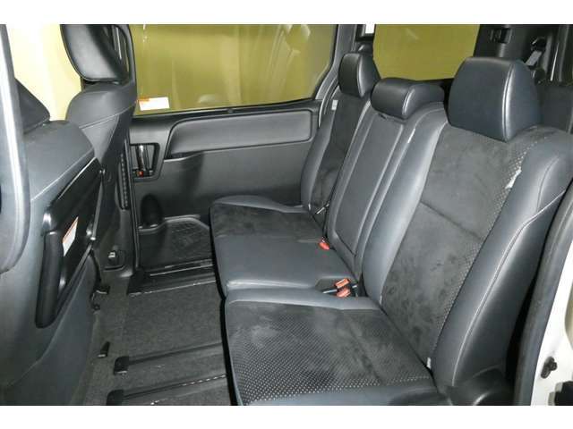 こちらは2列目です。ゆったりできるのでリラックスしてお過ごし頂けますよ