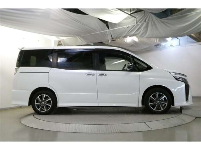 後席ガラスは色付きガラスとなっております。直射日光の緩和やエアコンの効きにも影響し、プライバシーの保護にもなっています♪