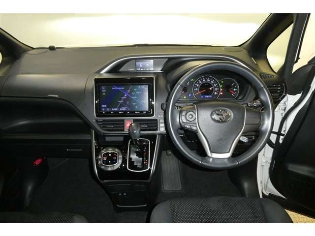 インパネ周りは、すぐ手の届く位置に操作ボタンが配置されており、ドライバーの使い勝手が考慮されています♪